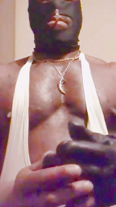 Verbalna igra s velikim mišićima i sesija pušenja