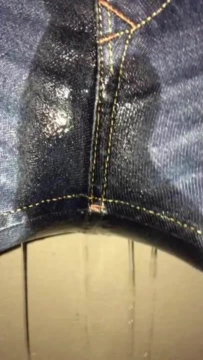 Je pisse mon jean à la plage