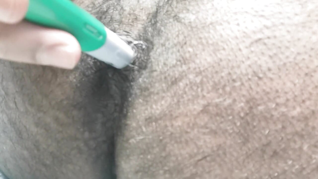 Indyjski nastolatka stawia sharpie w dupę