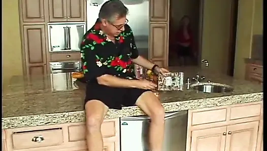 Сексуальную телочку трахают в розовую щель