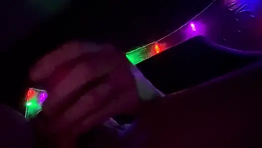 Alt kız pembe oyuncakla kendini tatmin ediyor