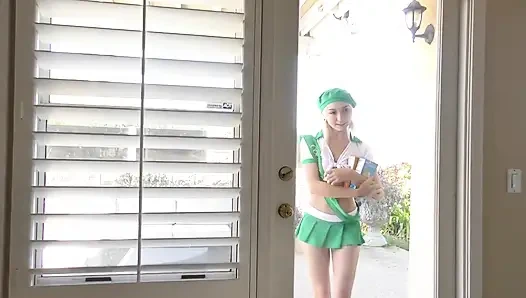 Flirtatious pfadfinderin gibt dem glücklichen nachbarn ihre leckeren leckeren