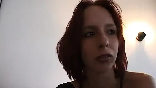 Rothaariges teen masturbiert vor doggystyle-pose und blowjob