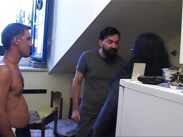 Зрілу повію відтрахали в тріо.
