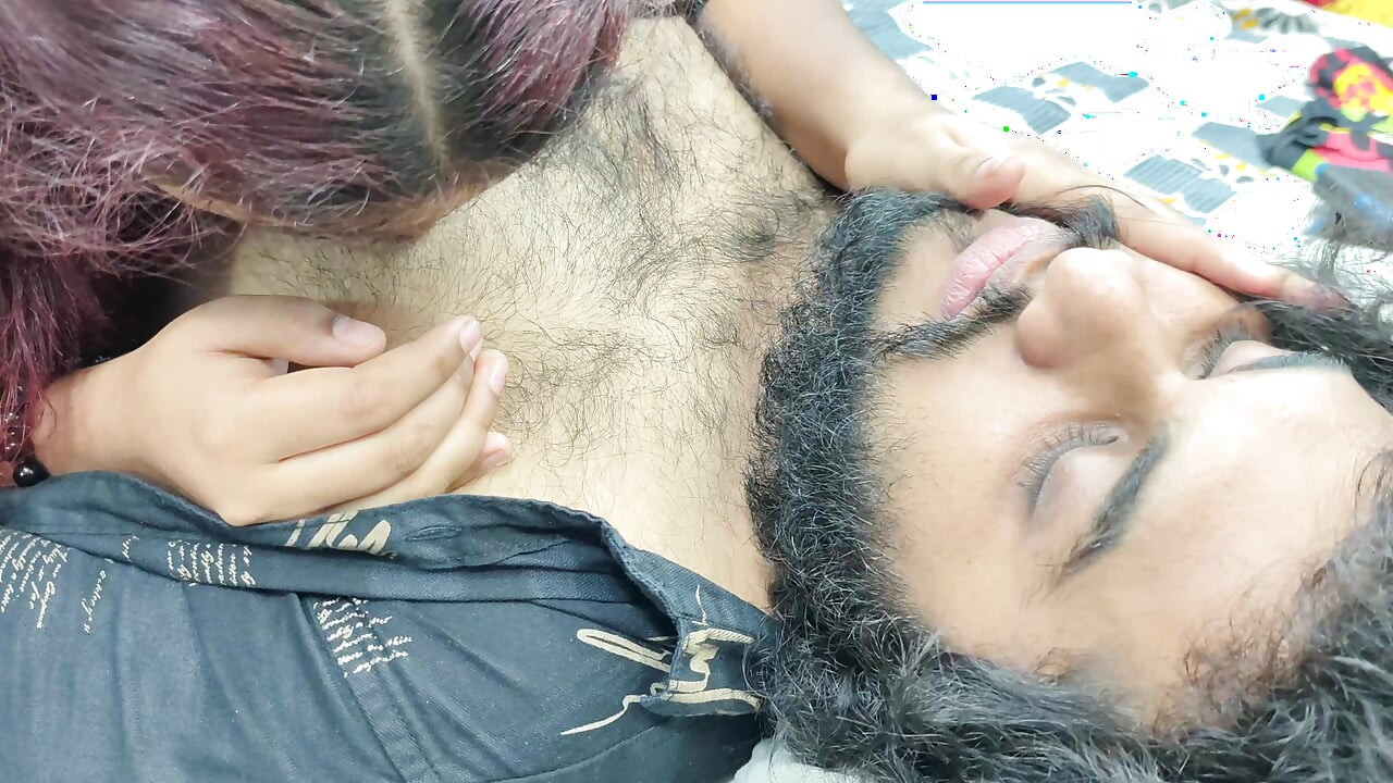 Mädchen küsst jungen und verführt jungen mit heißer romantik