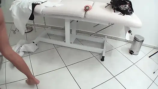 Очень грязная грудастая милфа мастурбирует вибратором: самый горячий сквирт!