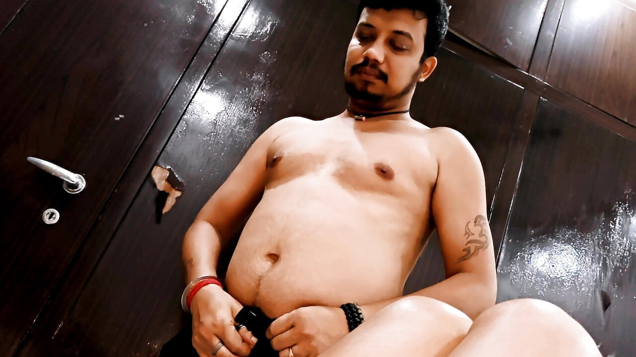 Desi 三人行熱片 老爸和繼子一起跟繼妹硬幹，操她的騷穴，印度印地語音頻影片
