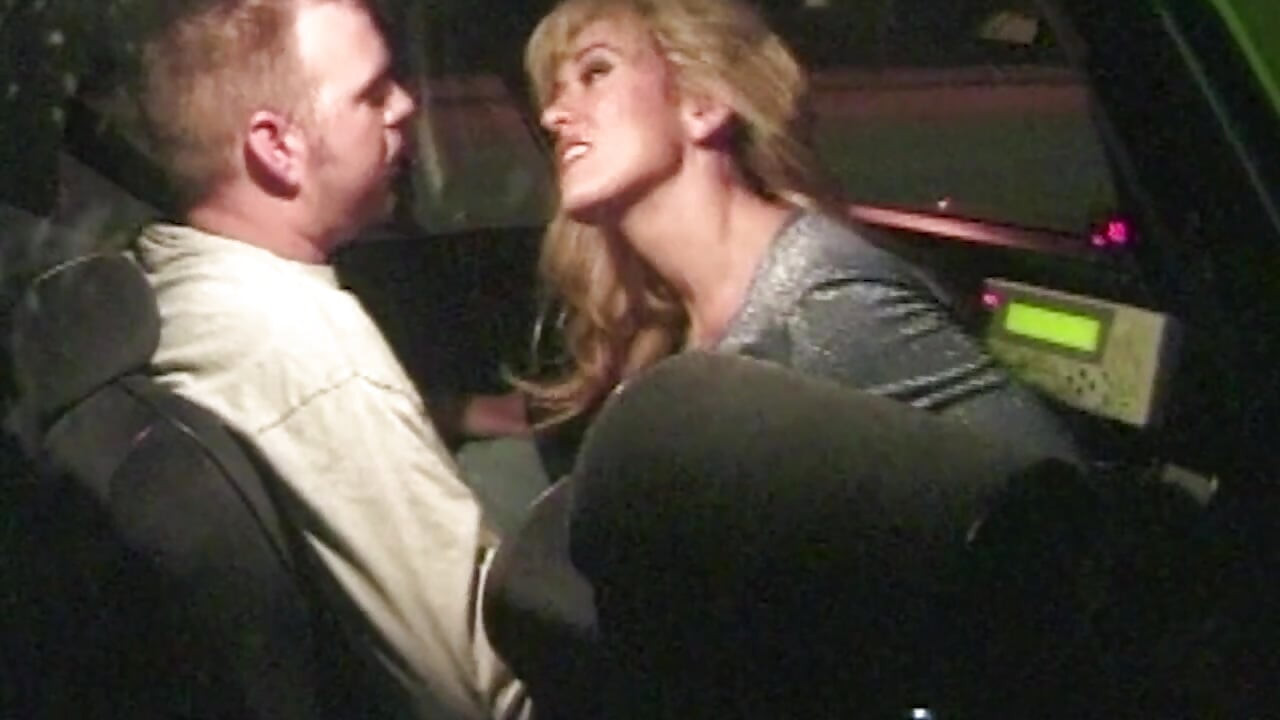 Wilde Taxifahrt mit geiler Blondine