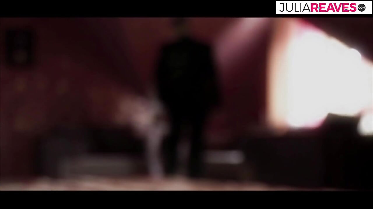 Горячая девушка наслаждается жестким трахом члена после того, как отсосала его с глубокой глоткой