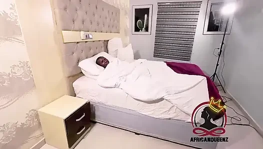 Büyük götlü Afrikalı iri güzel kadın büyük zenci yarağının tadını çıkarıyor