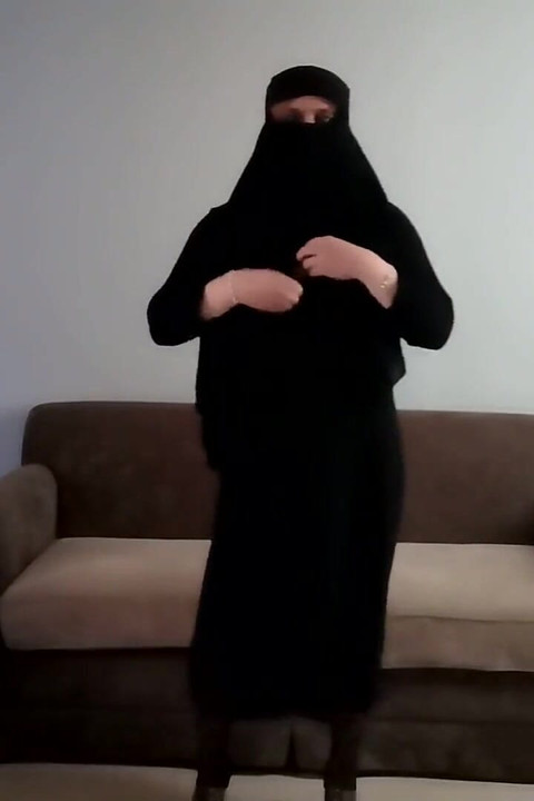 弱虫変身:ヒジャブからヤリマン痴女へ