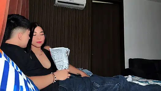 Arkadaşım büyük yarağımı bir pakette keşfediyor. - UZAY ÜRETIMLERI