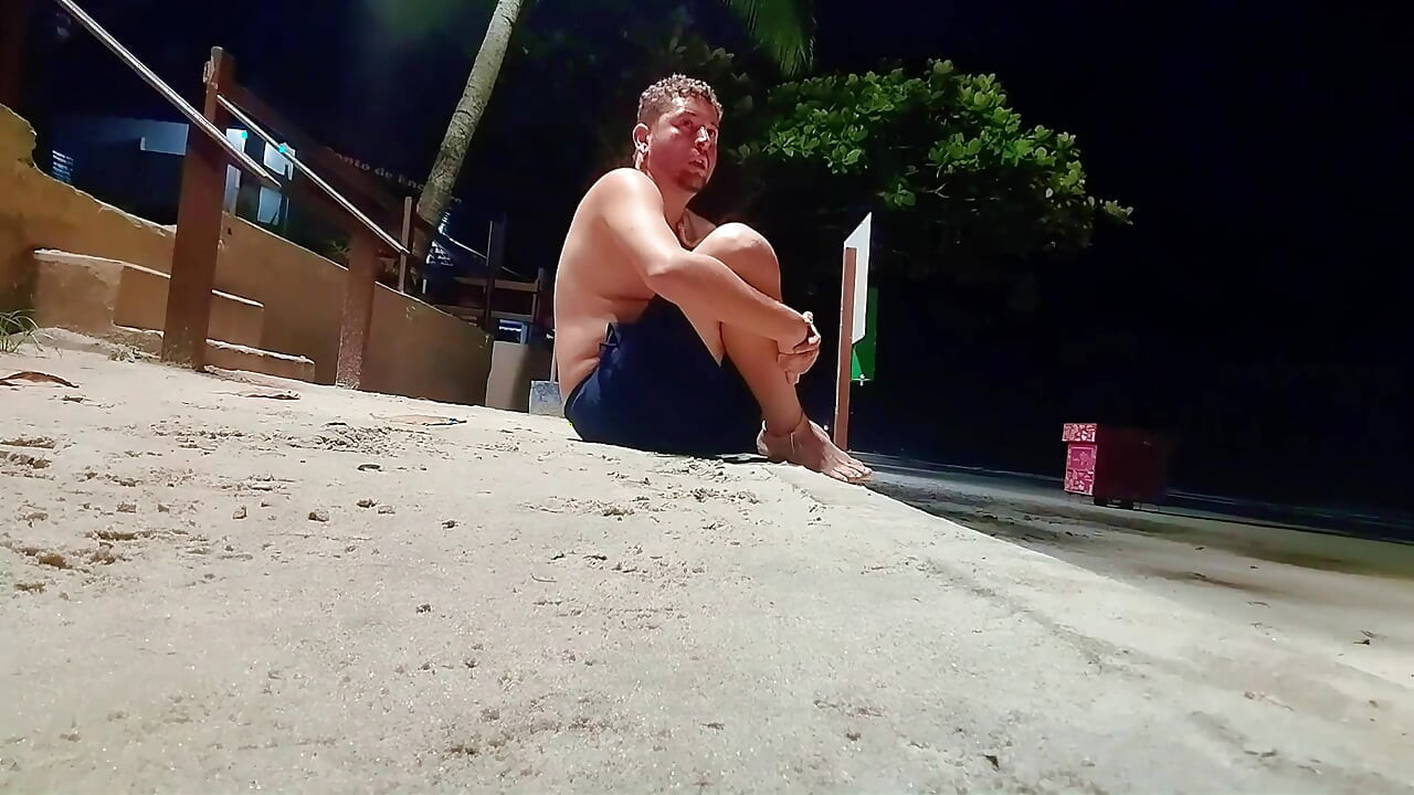 当我穿着短裤弄湿时, 海滩上的人会吓坏