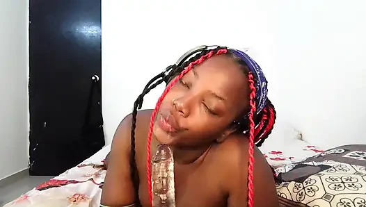 Cewek semok kulit hitam ini suka banget nyepong kontol di kamarnya sambil nyepong dildo sampai dicrot di dalam - mastermeat1