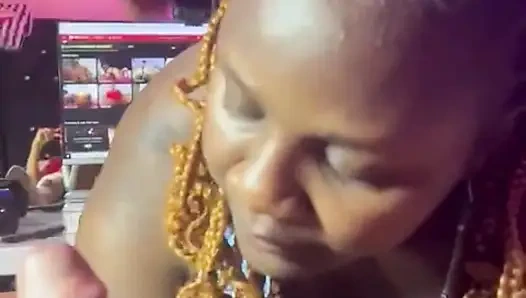 Ich gebe ihm tiefe küsse in den hals