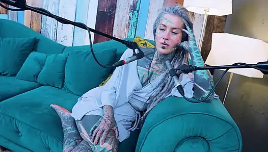 Aku berbicara tentang Y - YOU - ASMR podcast SFW berbicara tentang gadis gothic bertato rambut gimbal