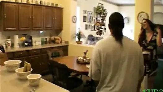 Красивая беременная дама и ландшафтный дизайнер