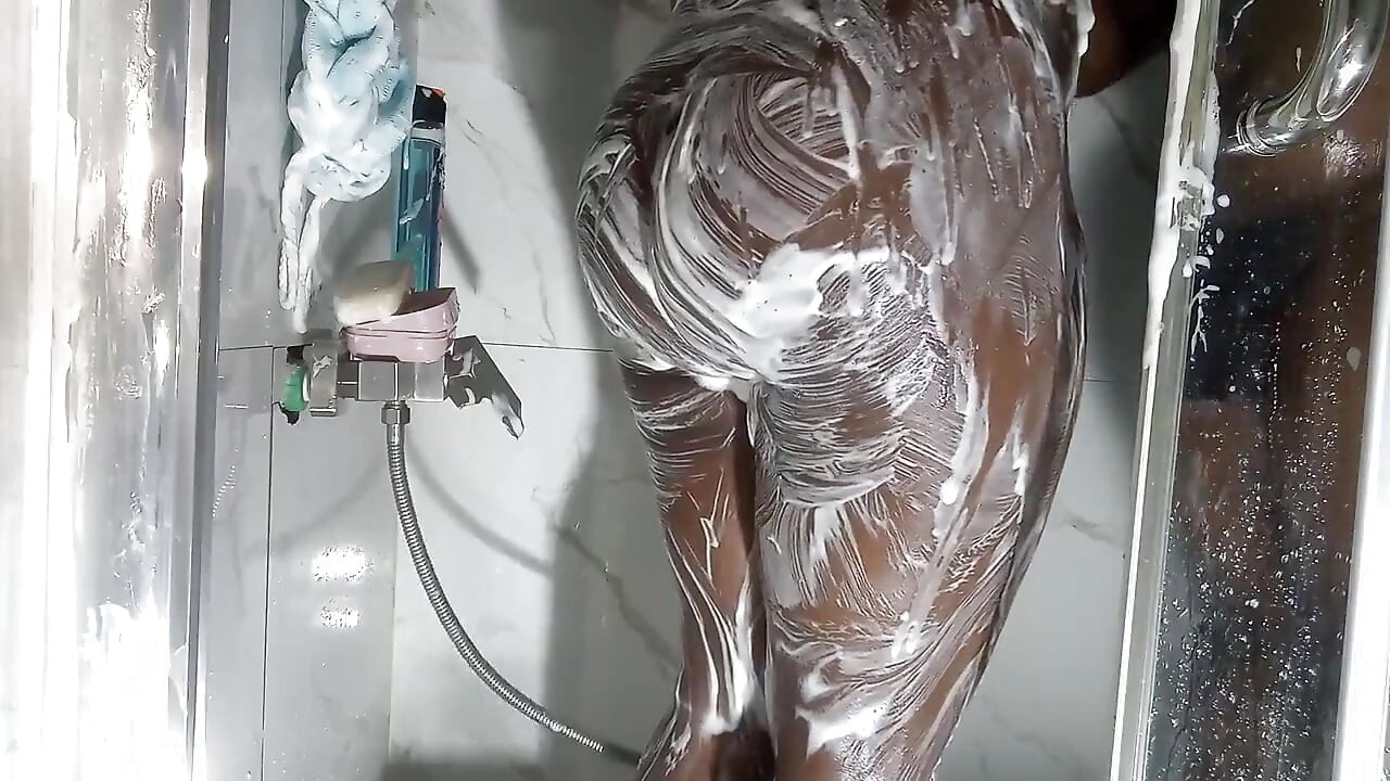 Sinipsip ang Malaking Titi sa Shower, Talagang Nalibugan Ako at Hiniling Ko na Kantutin Niya Ako.
