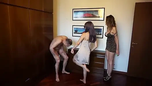 Threesome threesome tiga cewek seksi menggoda pria bugil di kamar tidur