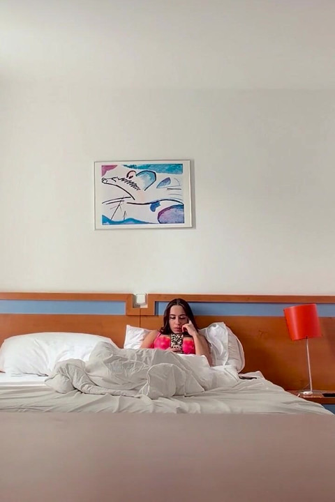 Kadın Otel Odasında Kaydediliyor