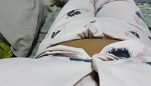 Während der Nacht und in der Stille masturbiere ich meine saftige muschi, stecke meine finger drin und ich komme vor vergnügen (POV)
