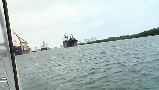 Lesbian terangsang saling menyentuh di atas kapal