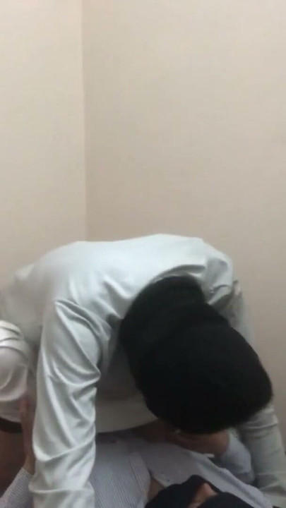 Hermana postiza real se queda atascada en la cama y la cago | Clip 1