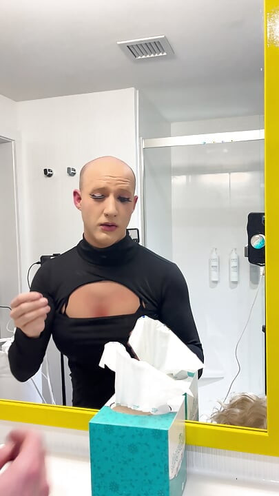 Manlig till blond skönhet kvinnlig makeover transformation