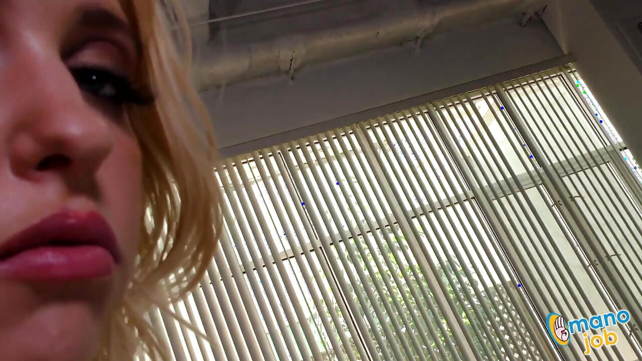 Chloe Cherry folla una polla hasta que salpica una carga desordenada