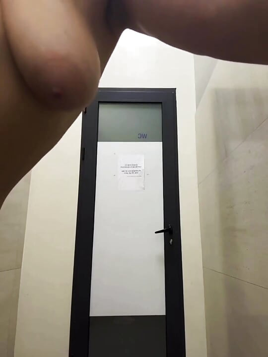 Halkın içinde çifte penetrasyon. Aşırı halka açık sikiş