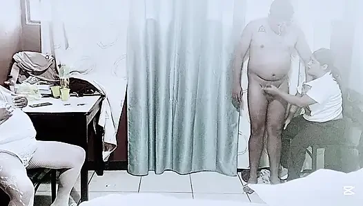 Stiefmutter mag es, zuzusehen, wie meine unschuldige freundin meinen schwanz lutscht