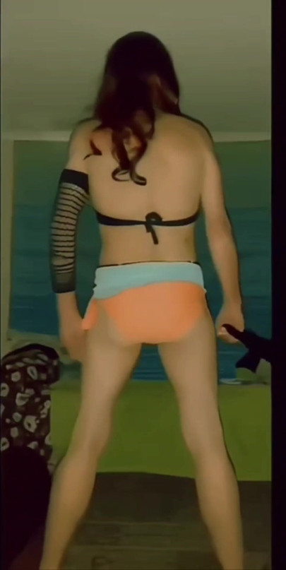 دعابة مؤخرتي السفلية بالبكيني البرتقالي الرائع