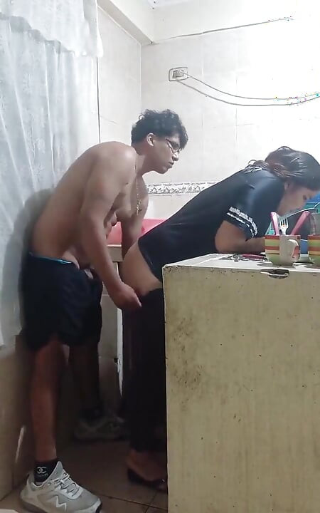 Mexicana fazendo sexo anal na cozinha, apresse-se meu chefe vai chegar a qualquer momento. Cidade do México