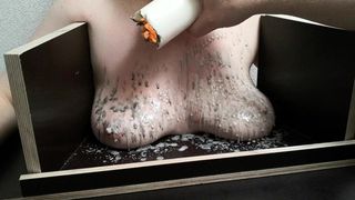 Urządzenie do torturowania cycków - ekstremalnie gorący wosk do świec, część 1
