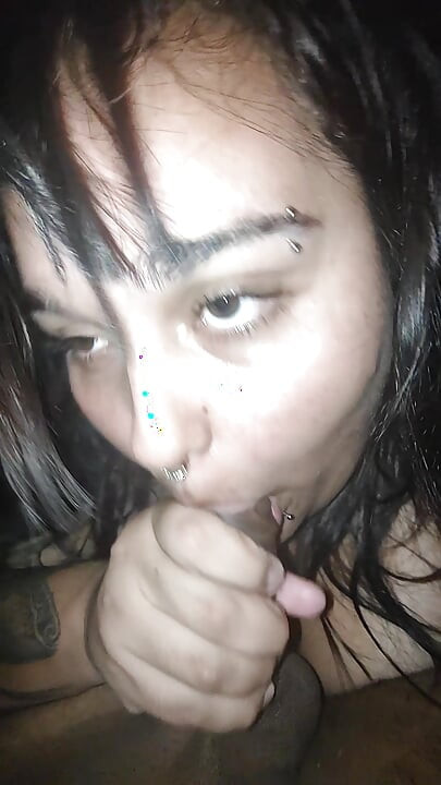 我丰满的继妹在我们被发现之前给我一个早安口交