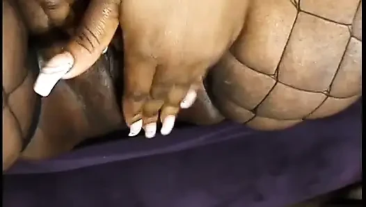 Creampie berat ebony dibor oleh orang berambut panjang