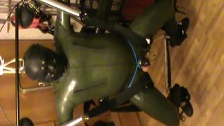 Green und Green - swingender Rubberslave mit Elektro