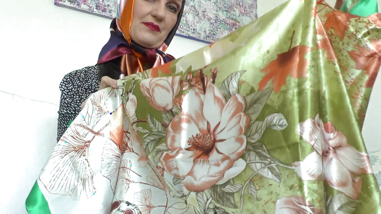 Eșarfele mele lucioase din satin te vor porni! Doamna Victoria Valente