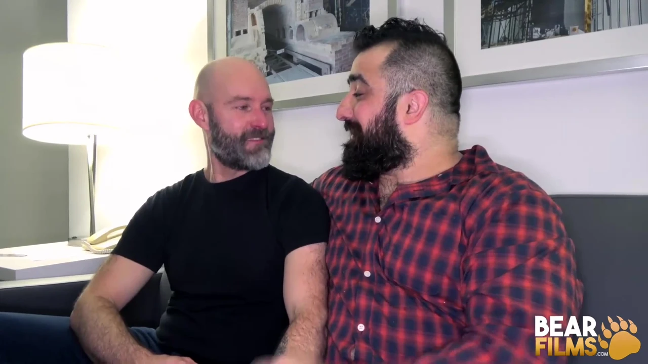 Bearfilms çıplak korucu yarağını mavi heeler sıkı göt deliğine sokuyor