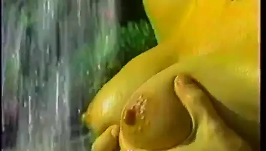 Klasik olgun sarışın havuz kenarında güneş ışığında kendisiyle oynuyor