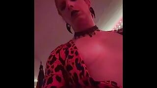 Sexy amatérská ladyboy s velkým pérem v domácím videu škádlí a vy na kolenou připraveni potěšit