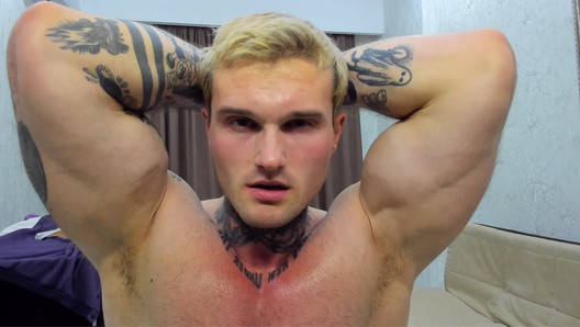 Muskularny tatted Jock zgina się nago