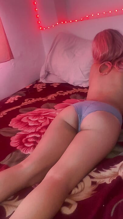 Eu massageio minha enteada latina colombiana e chupo sua vagina