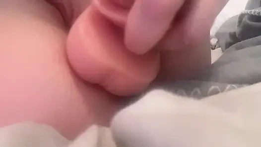 Шаловливая девушка ублажает задницу и киску дома одна