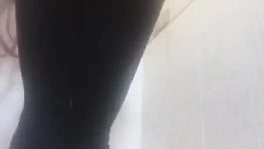 Ibu tiri sange ini lagi asik masturbasi di kamar mandi sebelum pergi ke gym