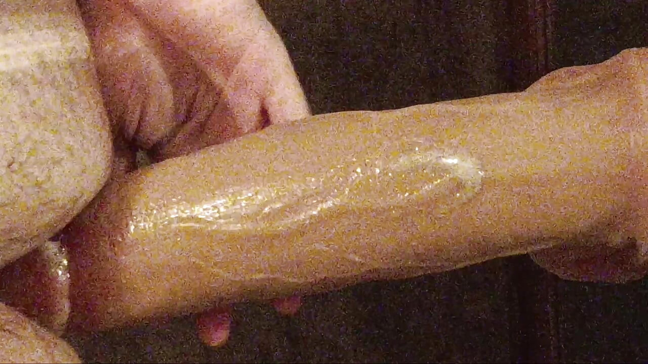 Моя дупа широко розсунута