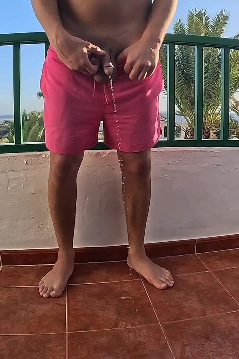Orinar en el balcón de vacaciones