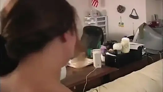 İri güzel kötü kızlar: oturma odasında iri güzel kadın şaplak atıyor