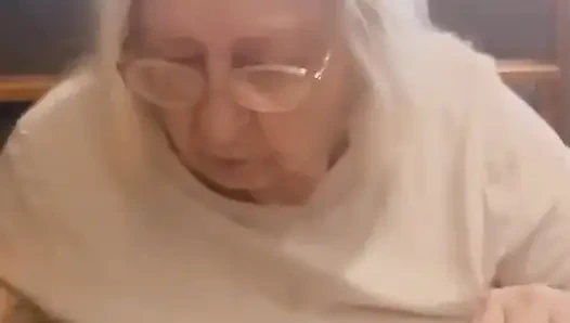 Stiefmutter und ich essen frühstück