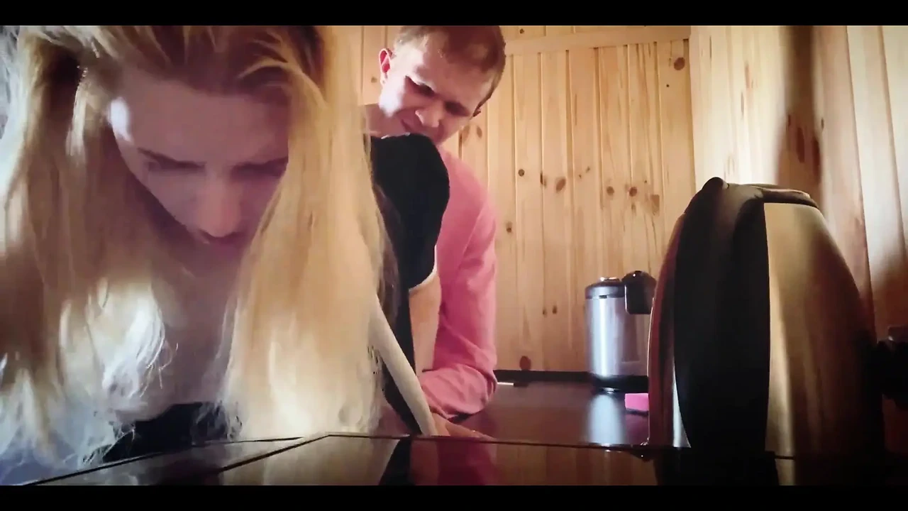 性感的大屁股女仆在打扫时被性交